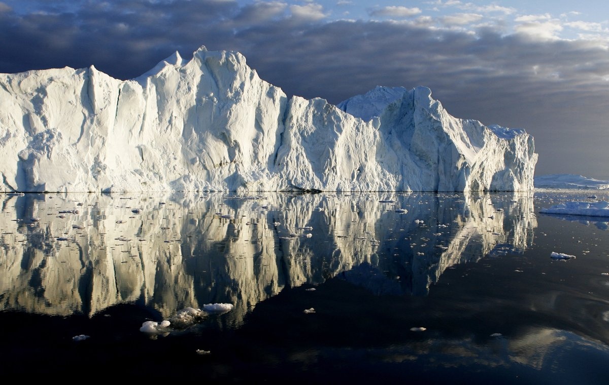 Các vách băng phản chiếu trên mặt nước phẳng lặng ở cửa vịnh Jakobshavn, bờ tây Greenland. Ảnh: Bob Strong/Reuters.