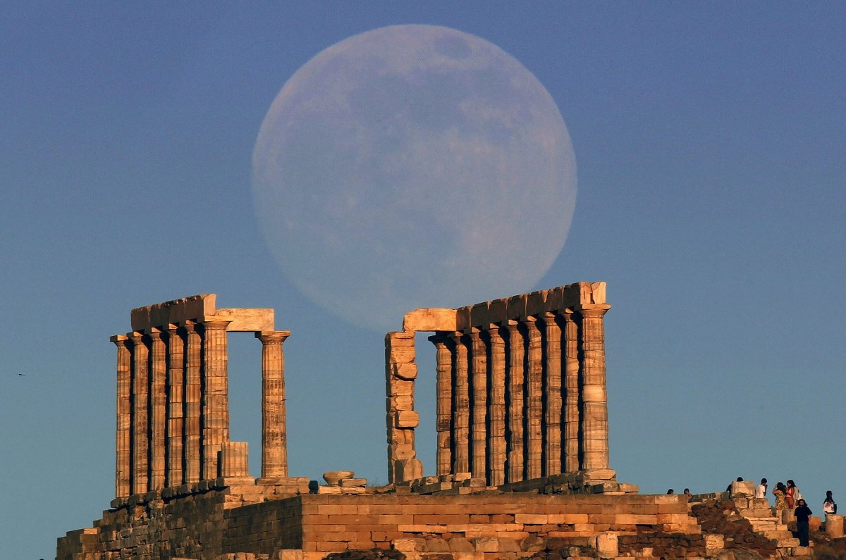 Siêu trăng trên đền Poseidon, nơi thờ vị thần biển ở mũi Sounion, Hy Lạp. Ảnh: Yannis Behrakis/Reuters.