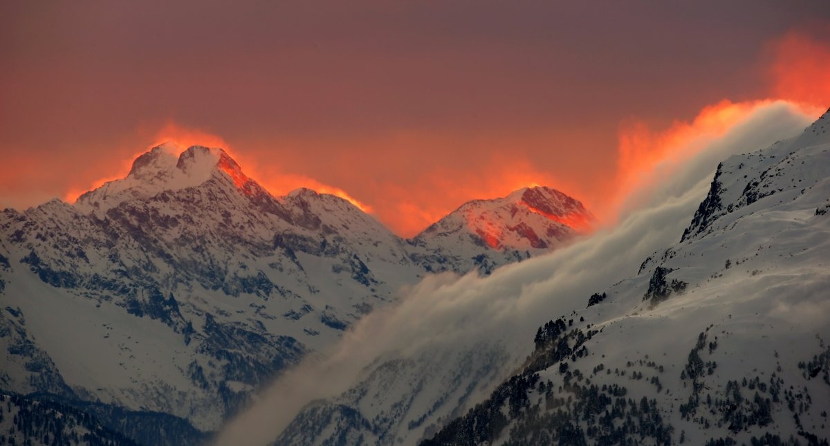 Ánh hoàng hôn khiến dãy núi ở Thụy Sĩ bừng sáng. Ảnh: Ảnh: Arnd Wiegmann/Reuters.