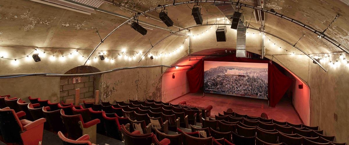 Khu The Vaults, London, Anh: The Vaults là nơi tổ chức nhiều buổi diễn kịch, chiếu phim, chơi golf và các sự kiện ban đêm.  Ảnh: Hirespace.