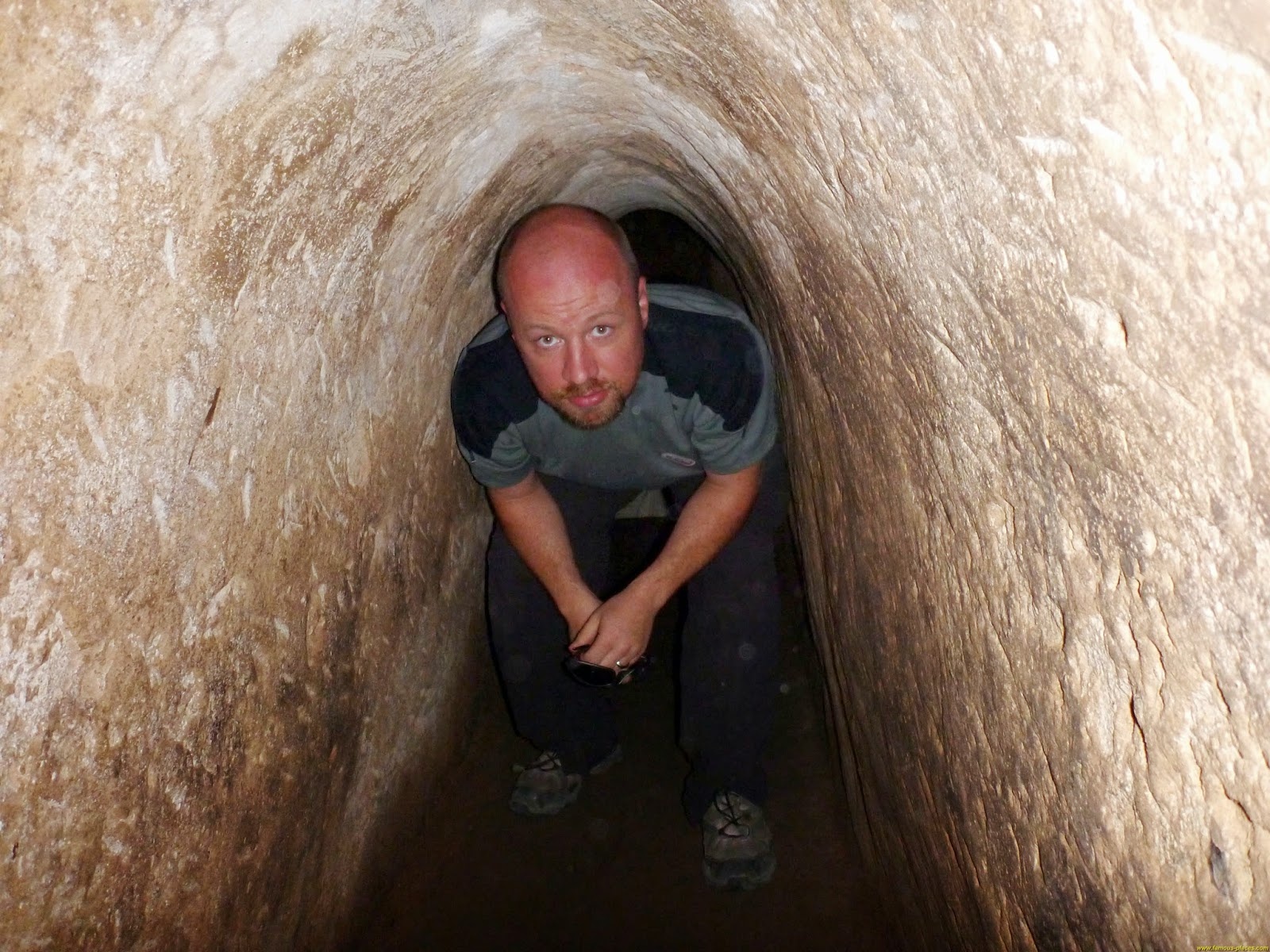 Hệ thống đường hầm phức tạp dài hơn 300 km có đủ nơi sinh hoạt, bệnh viện, đường cung cấp và kho để phục vụ cuộc sống trong chiến tranh. Lối vào nhỏ hẹp trước đây, ẩn dưới thảm lá rụng, giờ được mở rộng hơn để du khách có thể vào khám phá bên trong. Ảnh: Visa2vietnam.