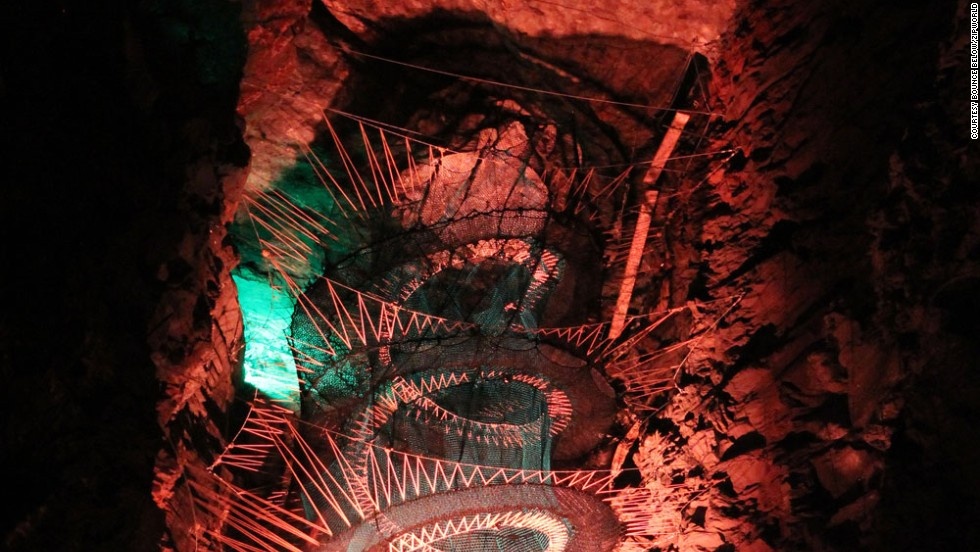 Bạn có thể tới Bounce Below bằng tàu hỏa. Tuy nhiên, mỗi bạt lò xo nằm cạnh một máng trượt dài 18 m lơ lửng trên vực sâu. Do đó, nơi này không dành cho những người sợ độ cao. Ảnh: CNN.