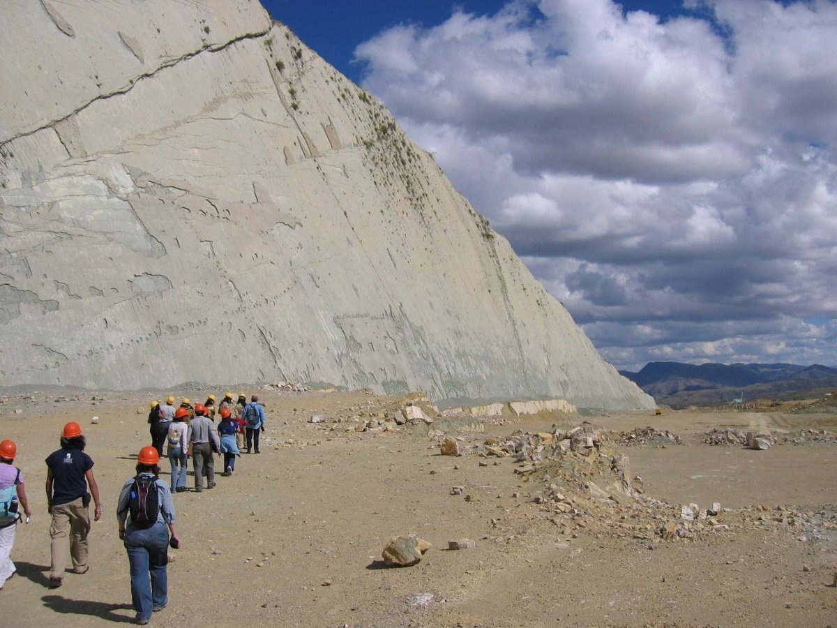 Năm 2006, công viên Cretaceous mở cửa với mô hình những loài khủng long đã để lại dấu chân trên vách đá, một bảo tàng và một đài quan sát cách mặt đá 150 m. Nơi này thu hút hơn 120.000 du khách mỗi năm, trong khi công ty xi măng gần đó tiếp tục khai thác đá vôi từ một mỏ địa phương. Các chuyên gia cho biết Cal Orcko có thể còn nhiều vết chân quý giá chưa được khai quật. Ảnh: Ryan Greenberg/Flickr.