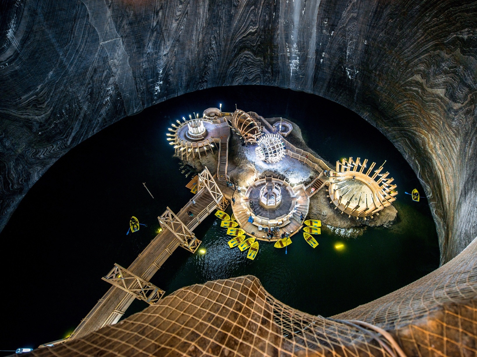 Salina Turda, Romania: Công viên giải trí ngầm này nằm tại một trong những mỏ muối cổ nhất thế giới ở Romania. Các mỏ này được người trung cổ đào để khai thác muối.  Ảnh: Businessinsider.