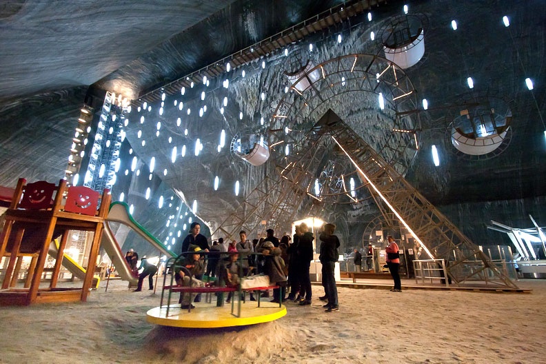 Giờ đây mỏ Salina Turda được biến thành một công viên giải trí có vòng quay ngựa gỗ, rạp hát, chỗ chơi bowling, sân golf mini và hồ ngầm. Ảnh: Cartitaplimbareata.