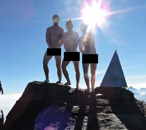 3 khach Tay khoa than tren dinh Fansipan gay tranh cai hinh anh