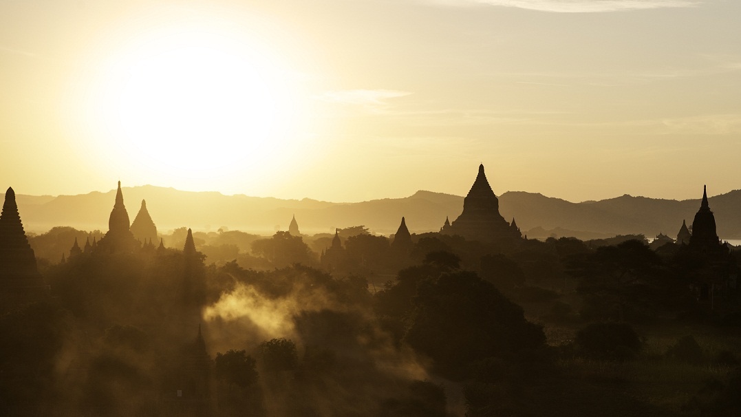 Myanmar cam du khach treo len den o Bagan ngam mat troi hinh anh