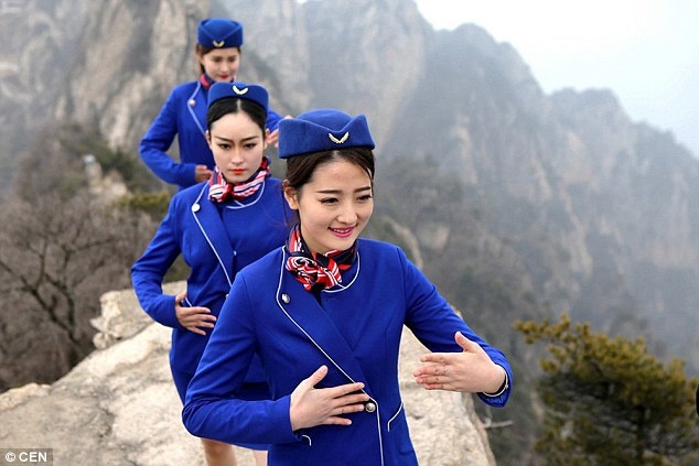 Tiep vien hang khong Trung Quoc len nui hoc kungfu hinh anh