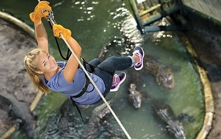 Du khach du zipline qua ho day ca sau hinh anh
