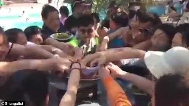 Khach Trung Quoc tranh nhau an hoa qua o Viet Nam hinh anh