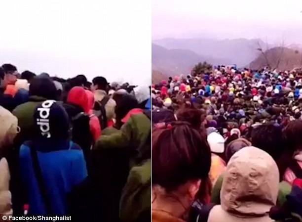 Du khách Trung Quốc chen lấn ảnh 2 Du khach Trung Quoc chen lan anh 2