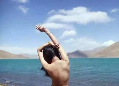 Thieu nu gay tranh cai vi khoa than o ho thieng Tay Tang hinh anh