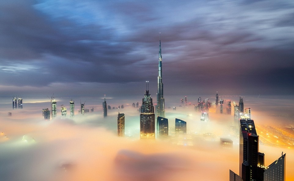 Nhung toa nha choc troi o Dubai huyen ao trong suong hinh anh