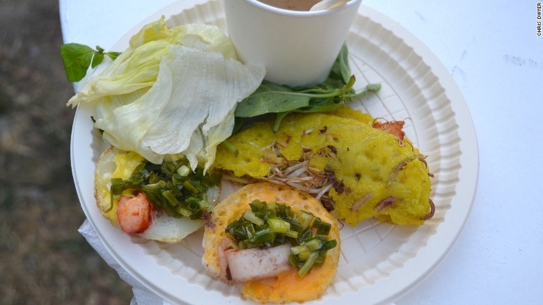 Banh xeo Viet duoc yeu thich o hoi nghi am thuc duong pho hinh anh
