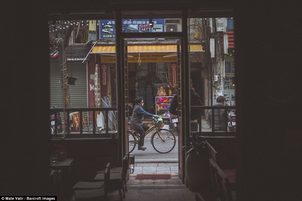 Pho co Ha Noi than thuoc va song dong tren bao Anh hinh anh