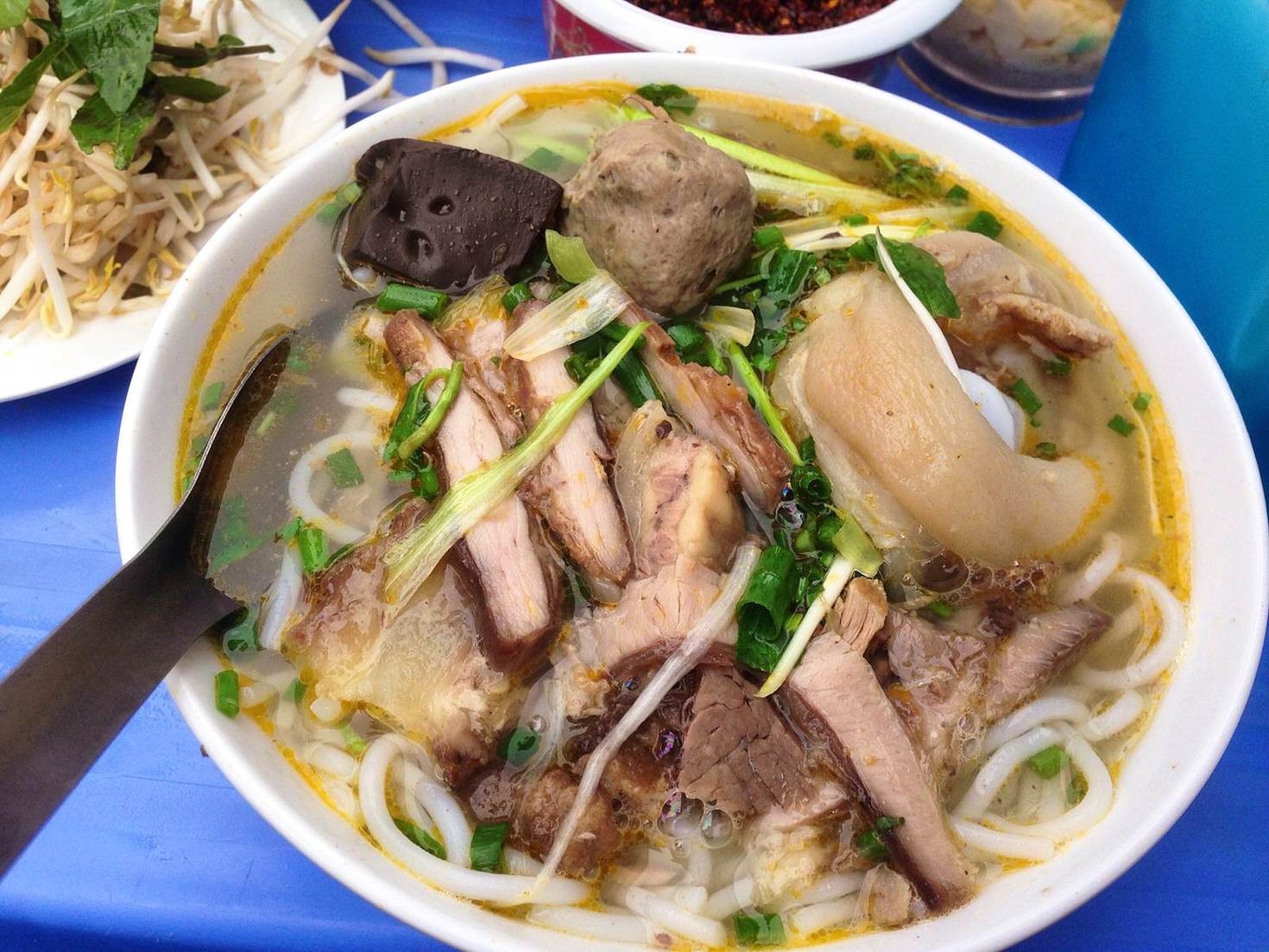 Khach Tay goi y 10 mon via he phai thu khi toi Ha Noi hinh anh