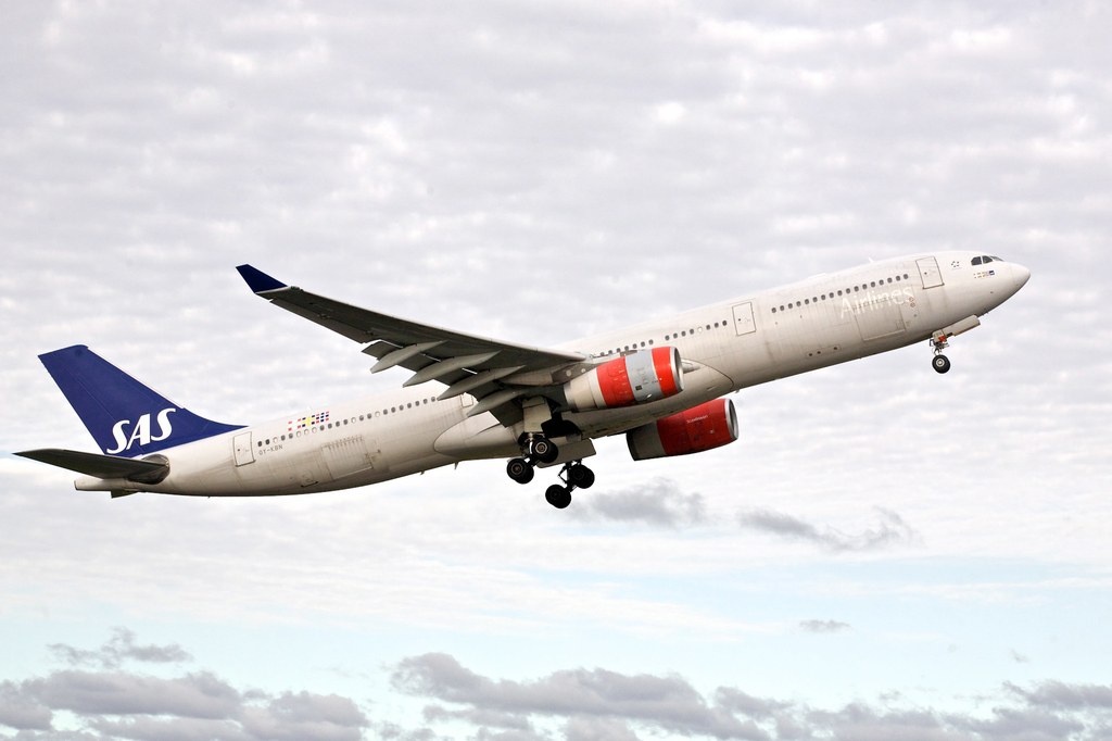 Hang loat chuyen bay toi chau Au bi huy do dinh cong hinh anh