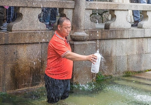 Khach Trung Quoc nhay vao suoi thieng o Nhat hinh anh