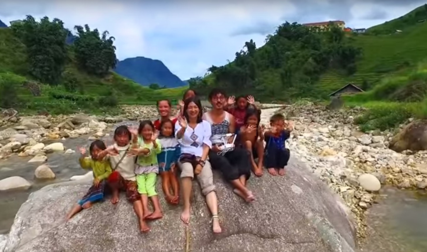 Cap doi Nhat Ban di trang mat 41 nuoc toi Viet Nam hinh anh