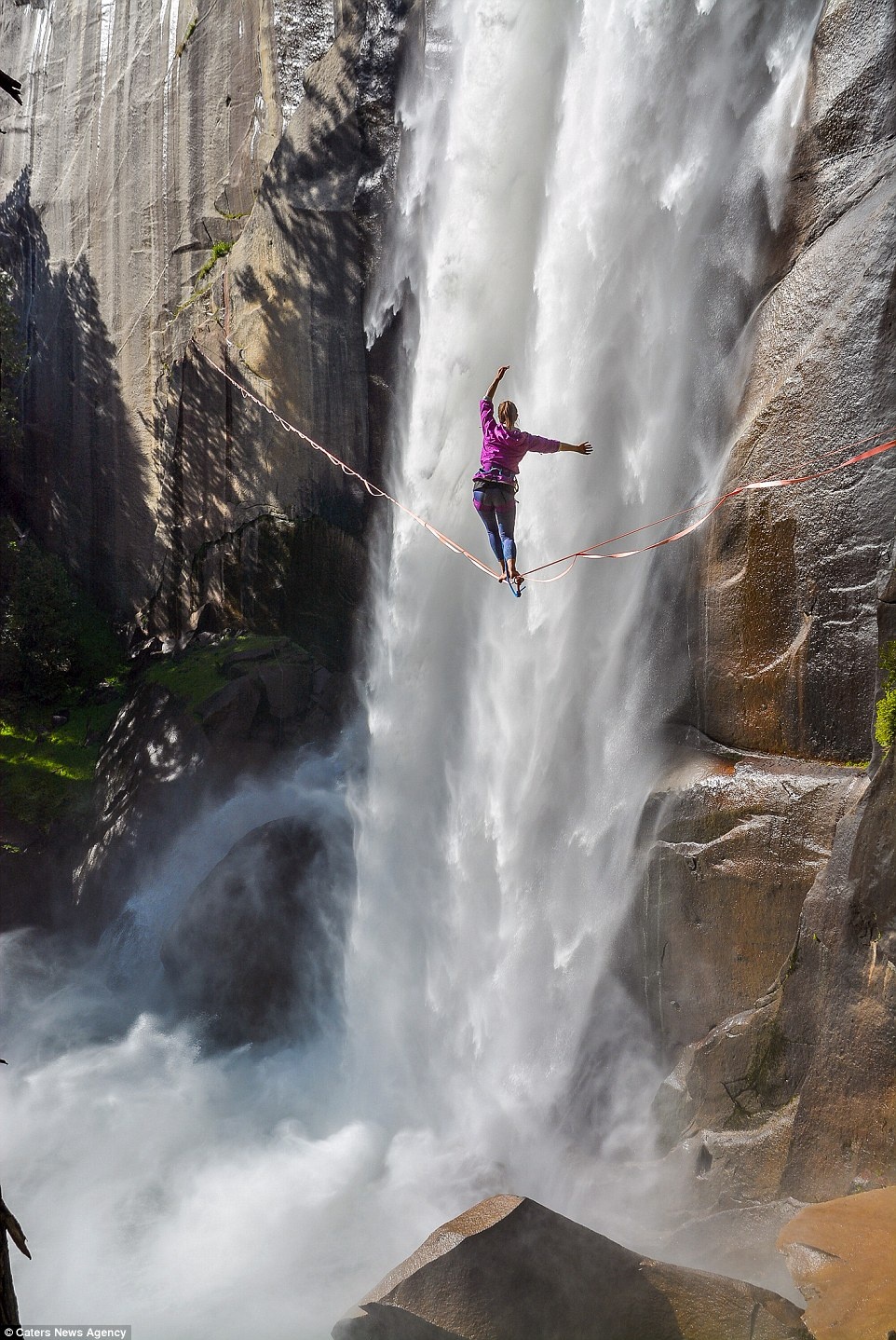 Cô gái nhào lộn trên dây giữa thác ảnh 2 Co gai nhao lon tren day giua thac anh 2