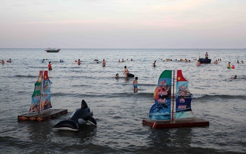 Du khach tap nap den bai bien Cua Lo hinh anh