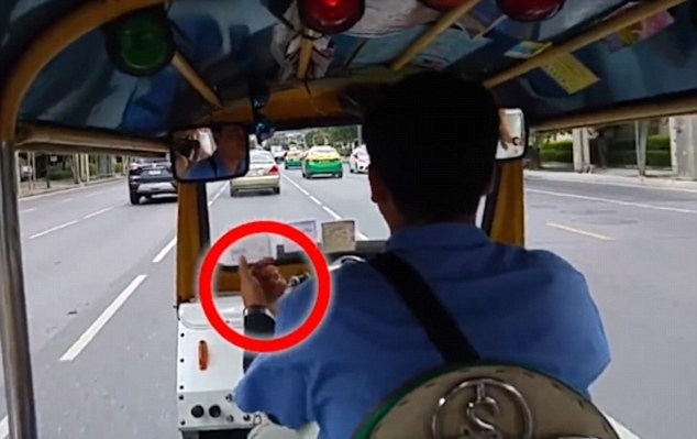 Tai xe tuk tuk o Bangkok bi to thong dong voi cuop giat hinh anh