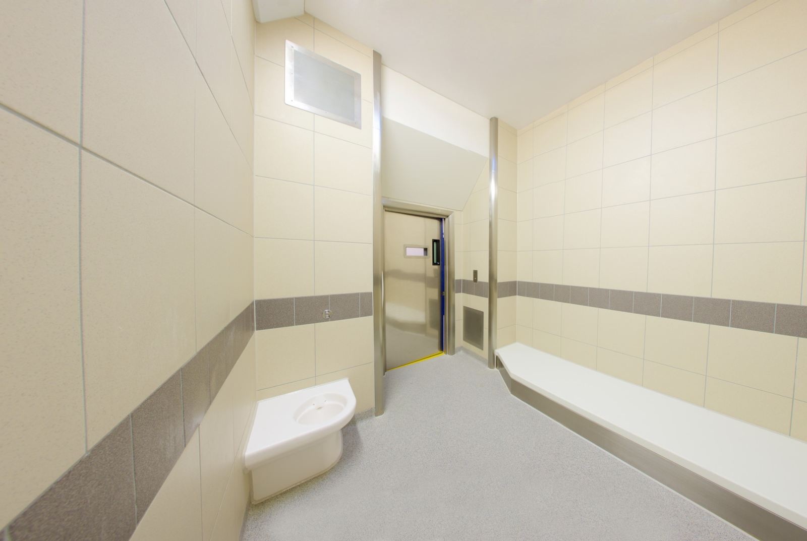 Nguoi dung Tripadvisor danh gia ca… phong tam giam hinh anh