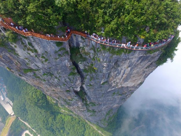 Loi di day kinh cao 1.400 m ben ria nui da hinh anh