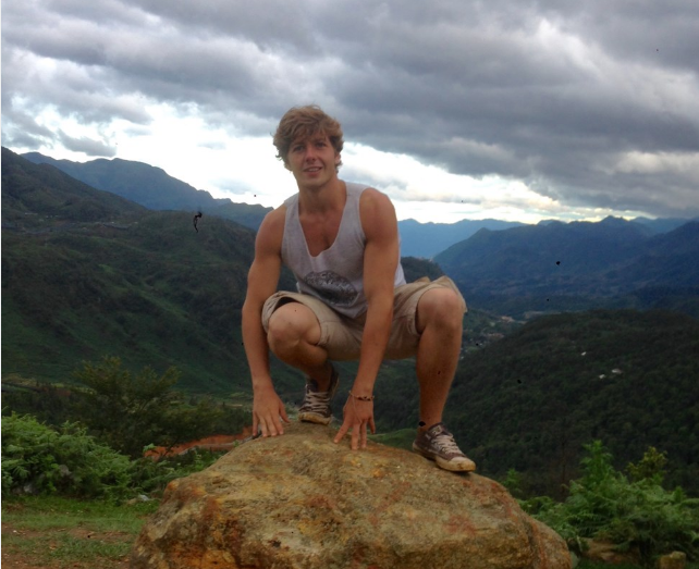 Ban gai lap quy tu thien mang ten Aiden Webb hinh anh