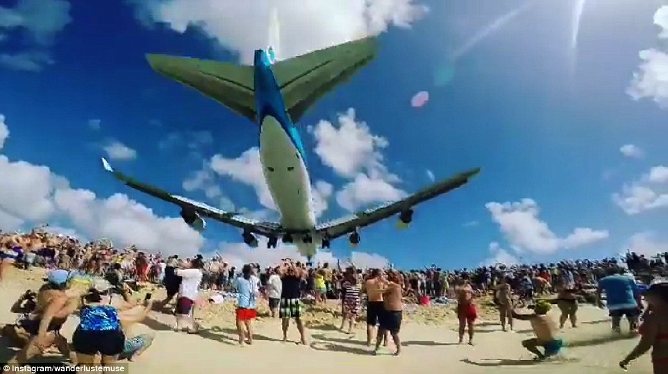 Noi may bay suot qua dau du khach hang ngay hinh anh