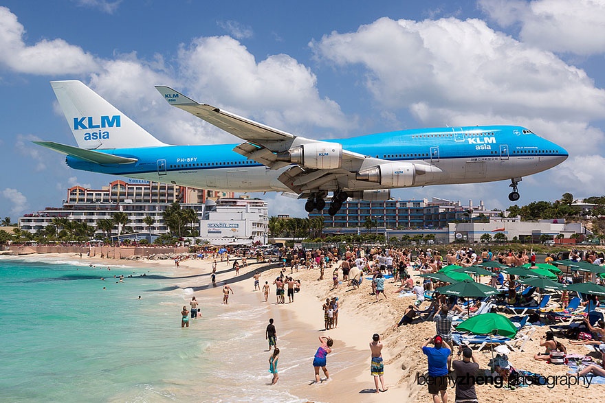 Máy bay sượt qua đầu du khách ở đảo St Martin ảnh 1 May bay suot qua dau du khach o dao St Martin anh 1