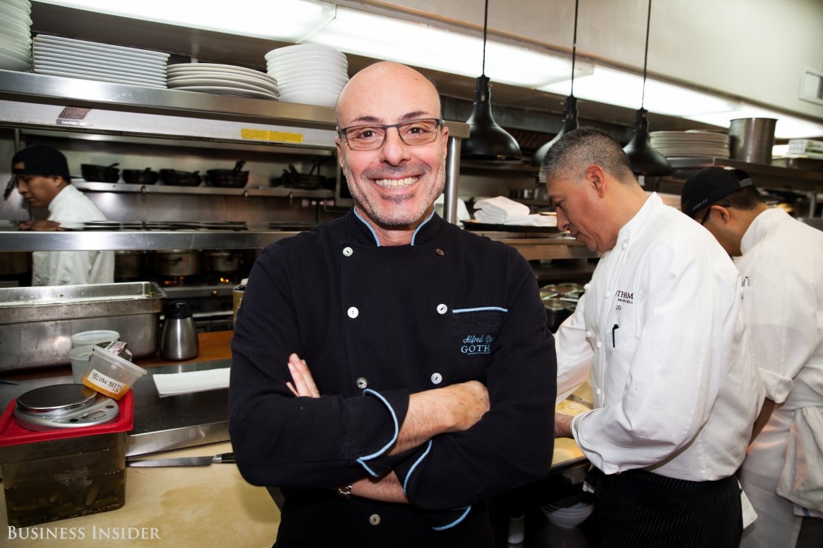 Cach tranh mat mat lan dau an o nha hang sang anh 2