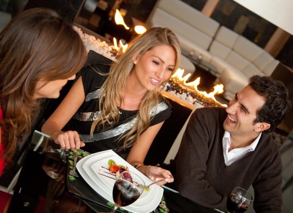 Cach tranh mat mat lan dau an o nha hang sang anh 4