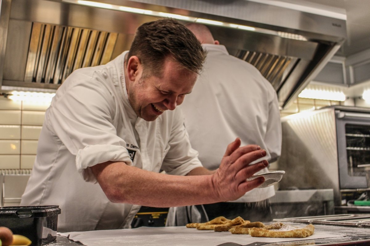 Cach tranh mat mat lan dau an o nha hang sang anh 8