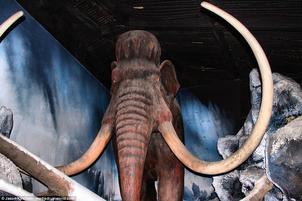 Cong vien khung long bi bo hoang anh 1