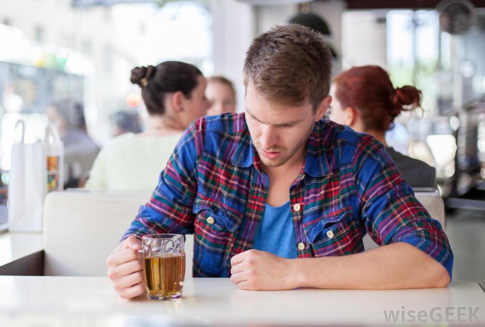 Uống rượu bia làm yếu tinh trùng ảnh 1 Uong ruou bia lam yeu tinh trung anh 1