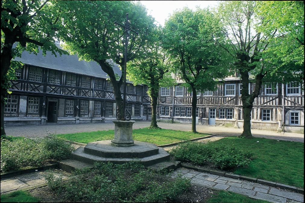 Nhung diem den thu vi o que huong cua Tong thong Phap anh 11