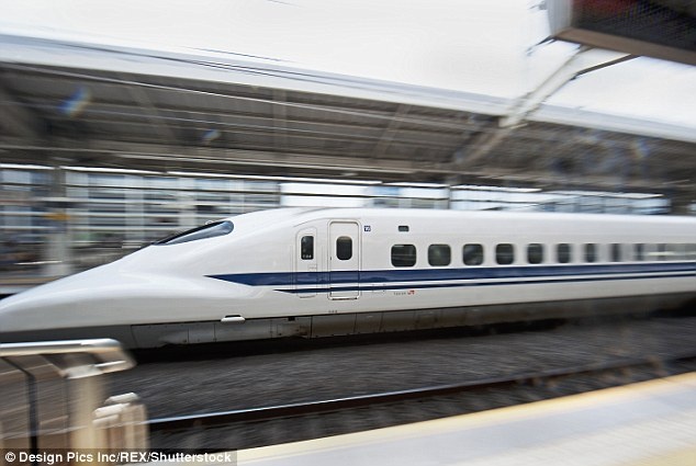 Lái tàu Shinkansen gác chân lên bảng điều khiển ảnh 2 Lai tau Shinkansen gac chan len bang dieu khien anh 2