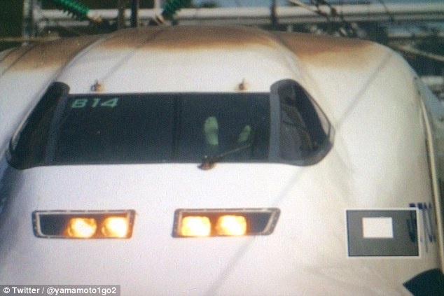Lái tàu Shinkansen gác chân lên bảng điều khiển ảnh 1 Lai tau Shinkansen gac chan len bang dieu khien anh 1