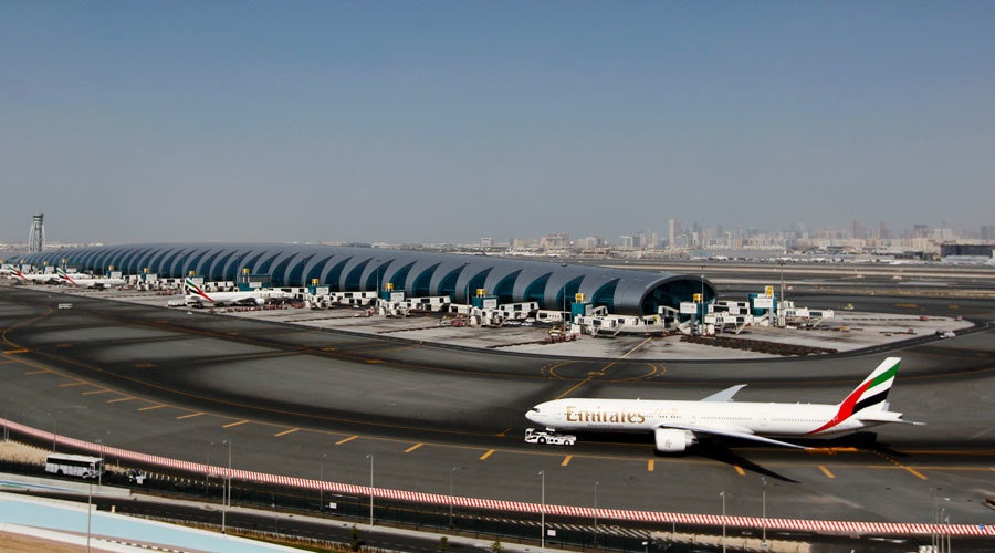 San bay Dubai hoan bay 30 phut vi flycam hinh anh