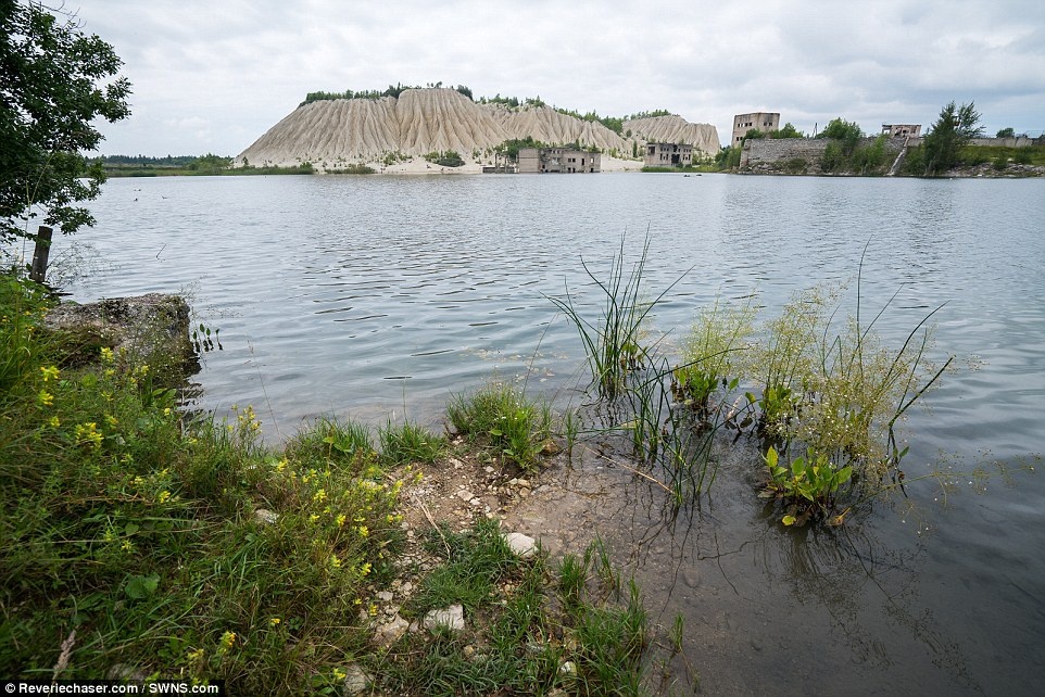 Nha tu nua tren can nua duoi nuoc thanh diem lan nguy hiem anh 13