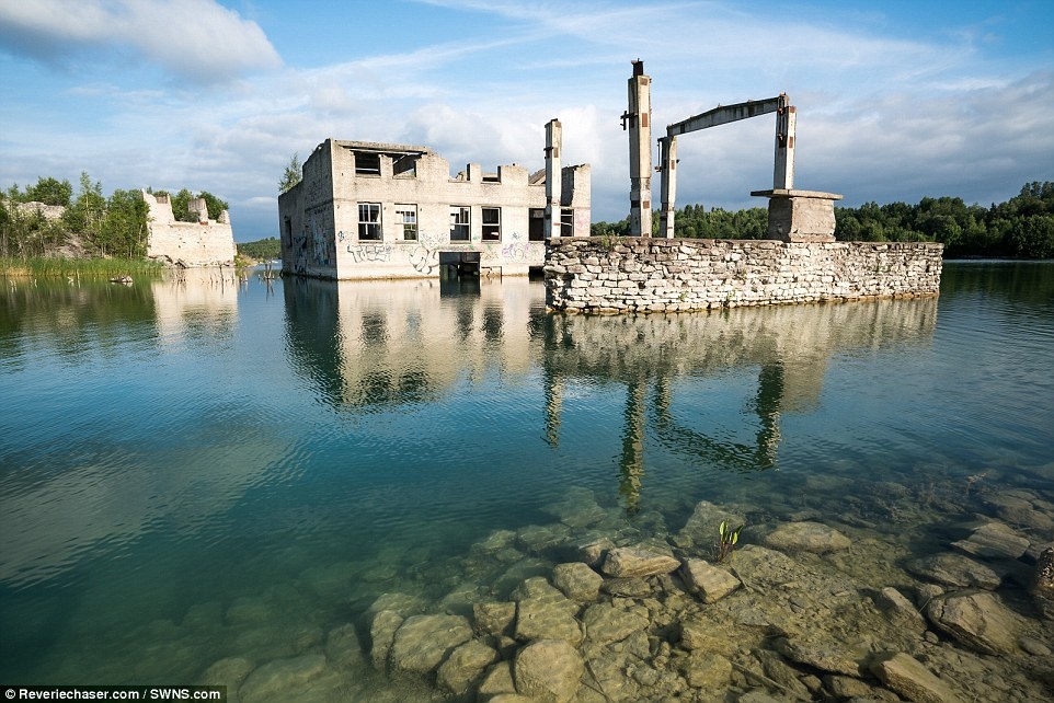 Nha tu nua tren can nua duoi nuoc thanh diem lan nguy hiem anh 15