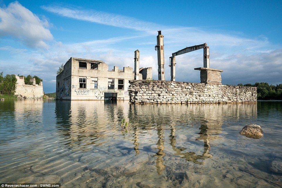 Nha tu nua tren can nua duoi nuoc thanh diem lan nguy hiem anh 1
