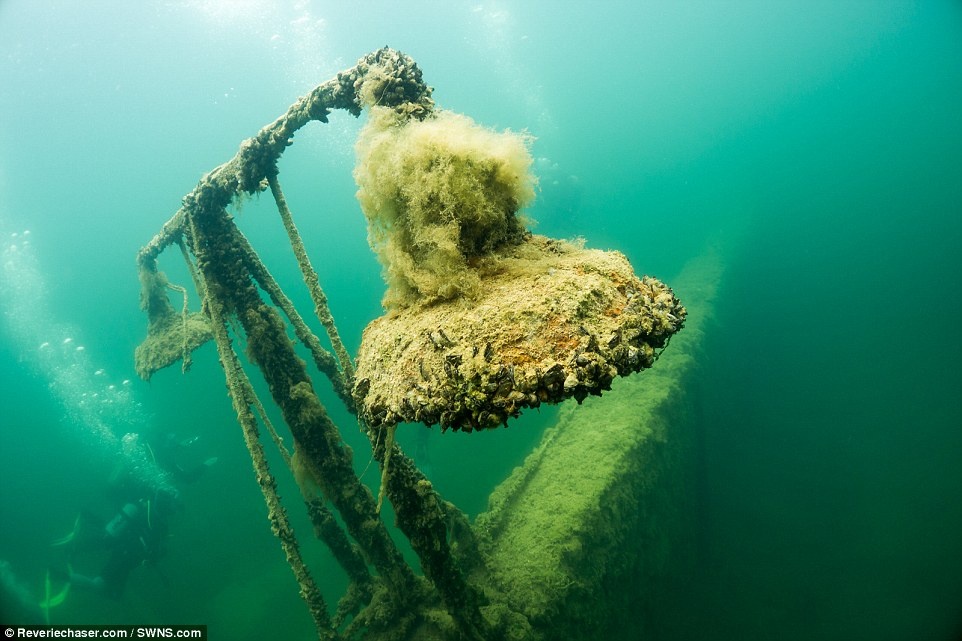 Nha tu bo hoang nua tren can, nua duoi nuoc hinh anh