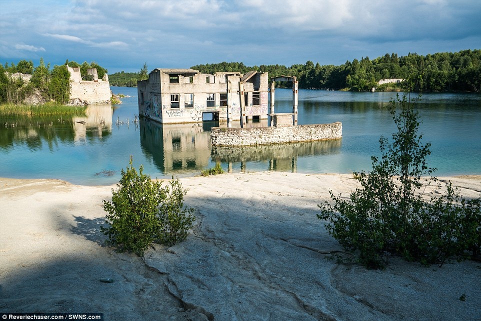 Nha tu nua tren can nua duoi nuoc thanh diem lan nguy hiem anh 6