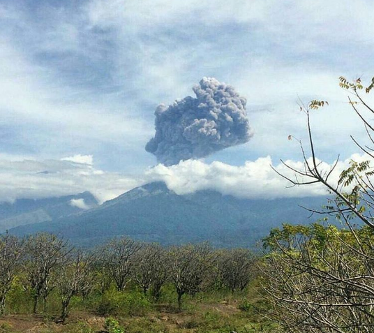 Nui lua phun, du khach khong chiu so tan vi mai chup anh hinh anh