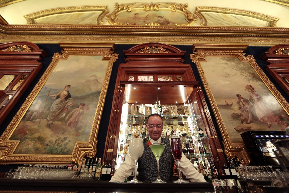 Anh hiem ben trong song bac sang trong cua phim 007 anh 14