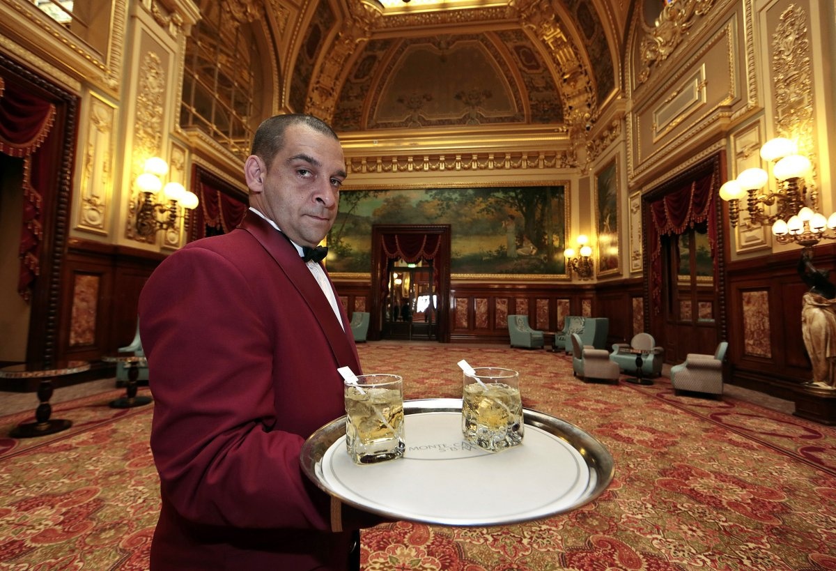 Anh hiem ben trong song bac sang trong cua phim 007 anh 17