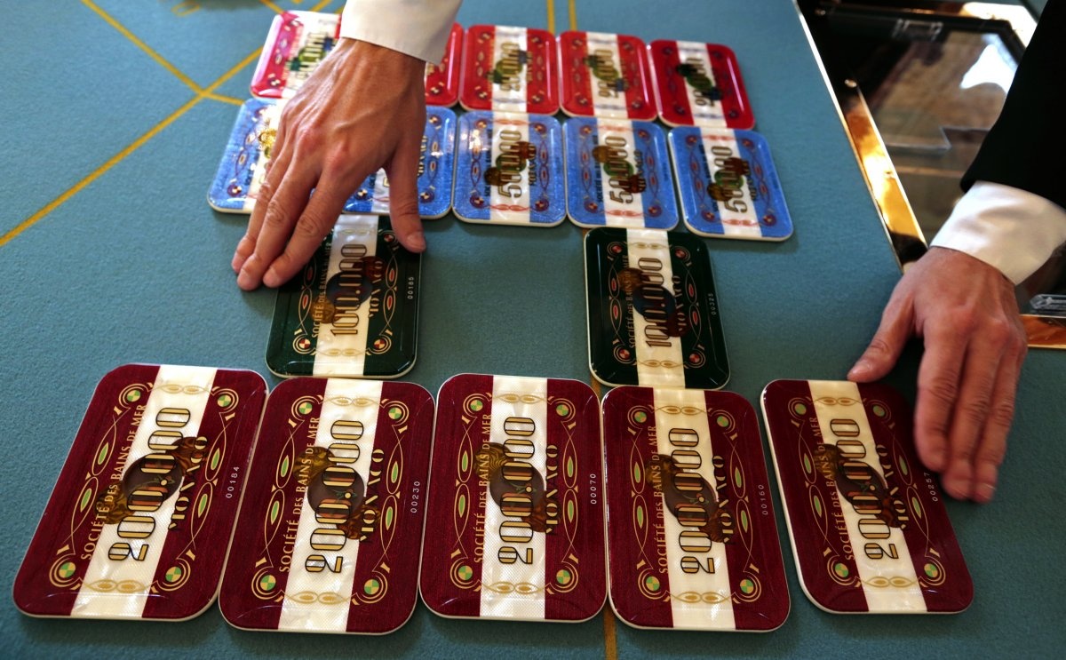 Anh hiem ben trong song bac sang trong cua phim 007 anh 18