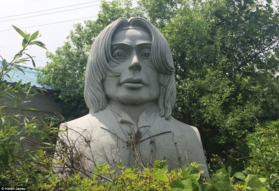 Cong vien co 6.000 tuong 'xau la' o Han Quoc hinh anh